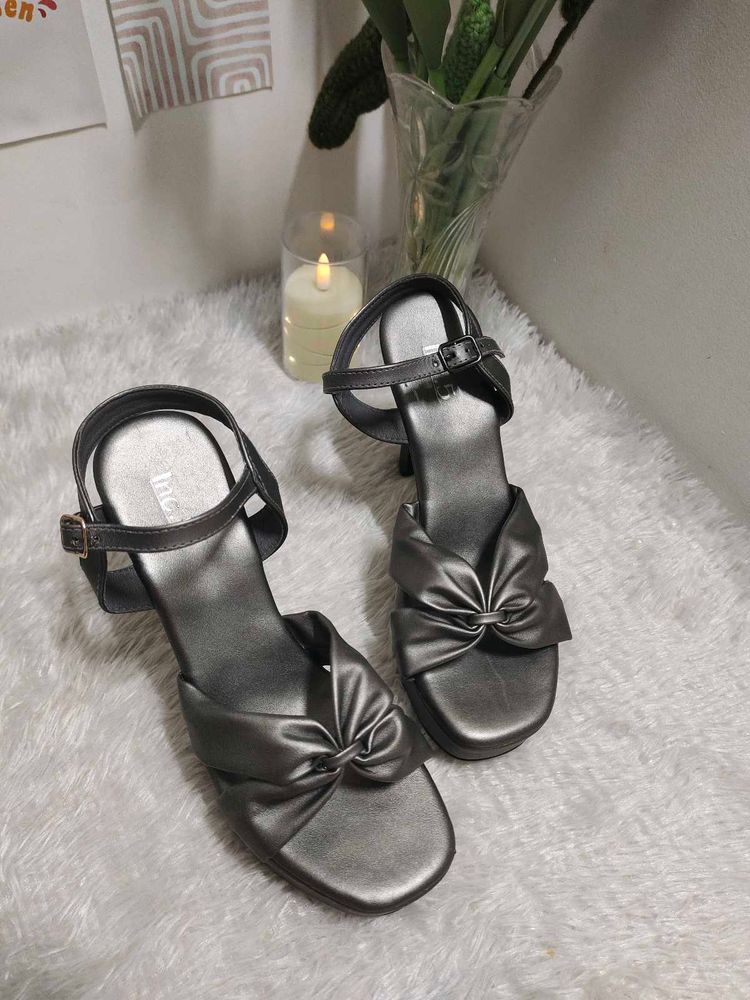 Chic Heels with Bow Detail ✨