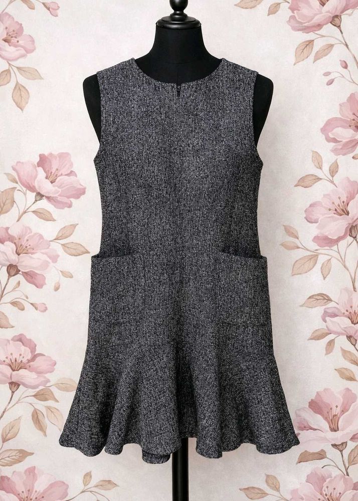 Chic Sleeveless Flared Dress with Pockets