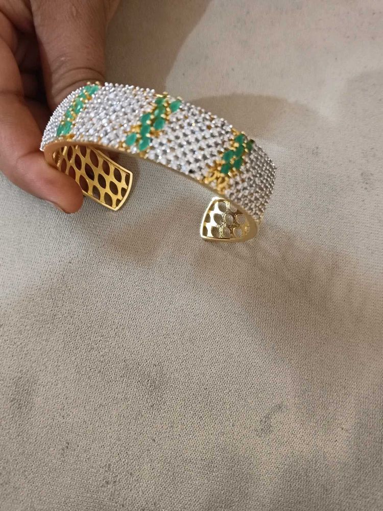 Elegant Emerald &amp; Diamond Cuff Bracelet