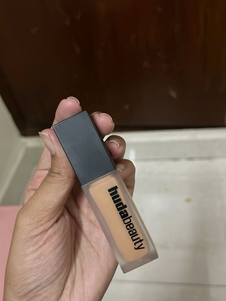 Huda Beauty Concealer- Toasted Almond