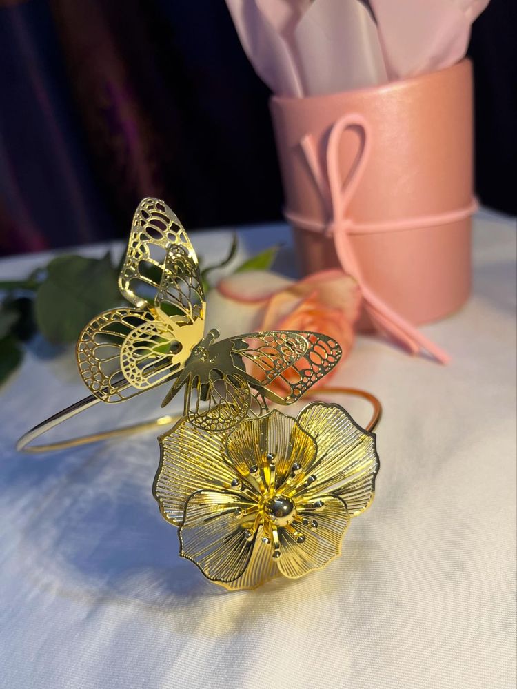 Exquisite Butterfly &amp; Flower Bangle