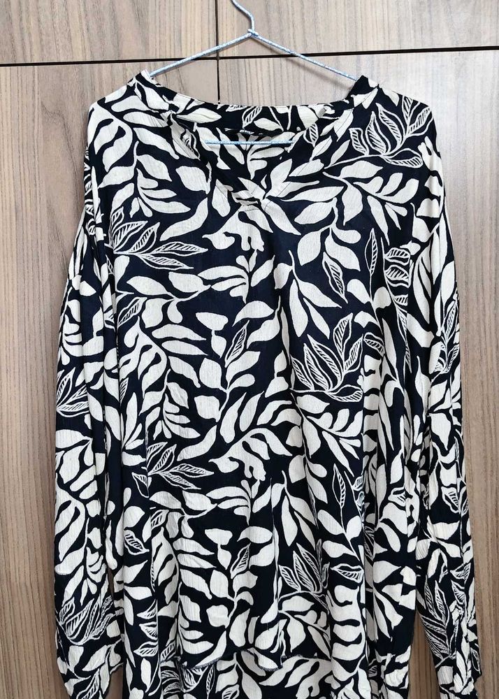 Elegant Blue &amp; off White Floral top