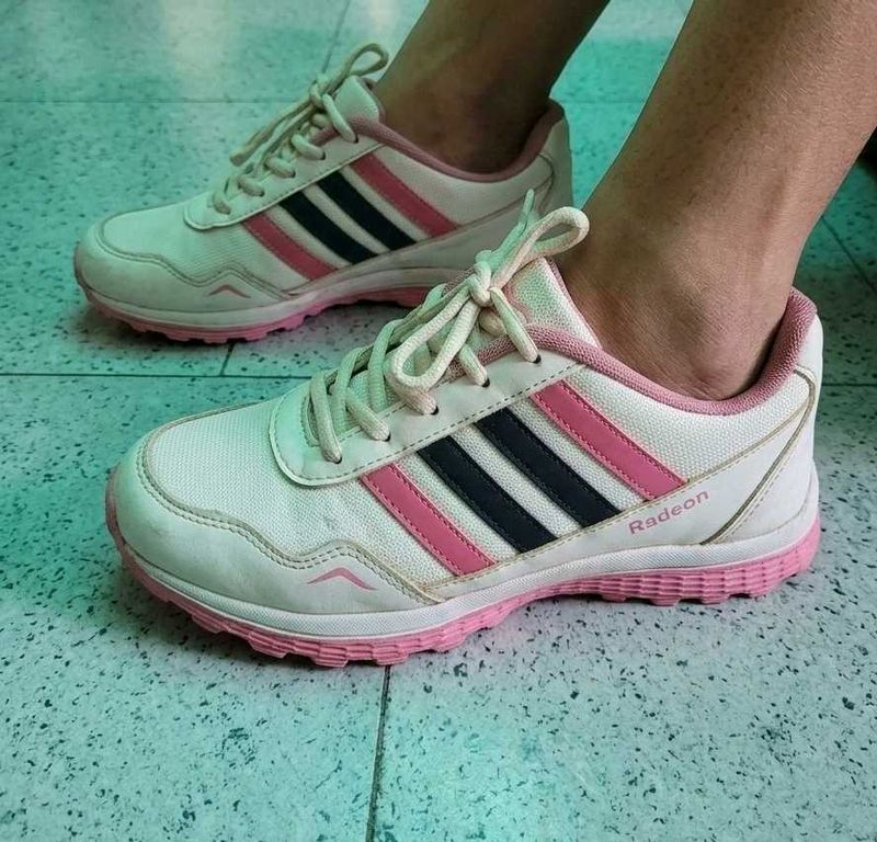 Radeon Lightweight Breathable Sports shoes