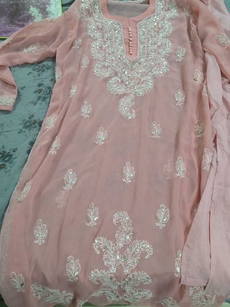 Elegant Pink Kurta Set with Intricate Embellishmen