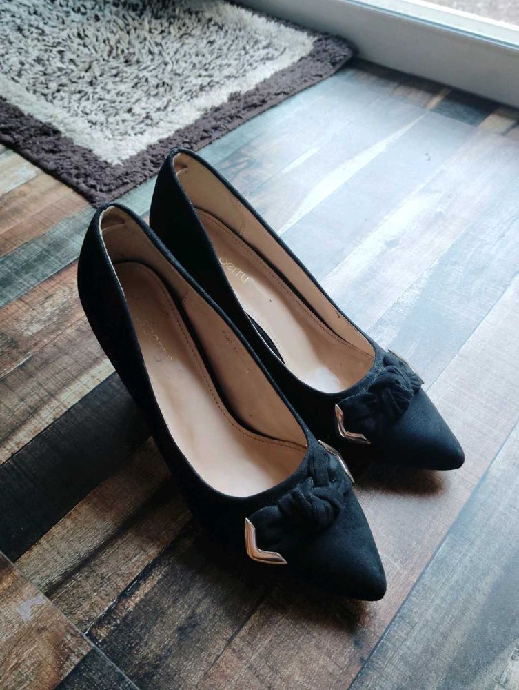 Chic Black Suede Heels