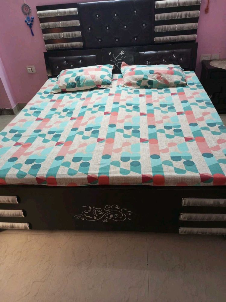 Geometric Print Cotton Bedsheet with Pillow Covers