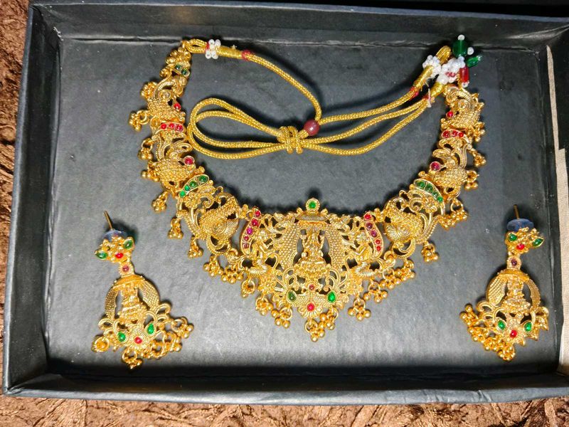 Exquisite Gold Necklace &amp; Earring Set