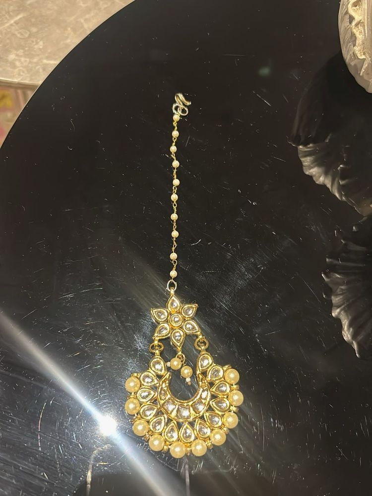 Elegant Maang Tikka with Pearls