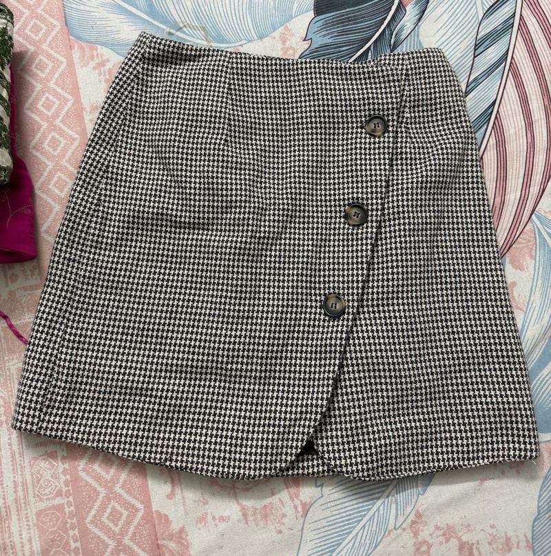 Short skirt in houndstooth