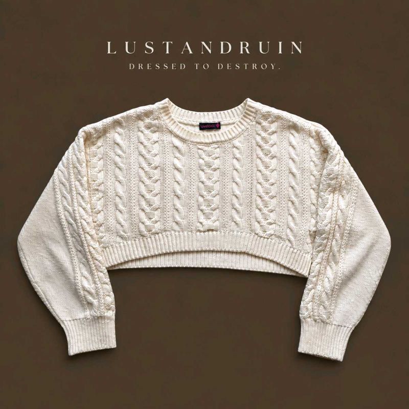 CABLE KNIT CROPPED SWEATER.