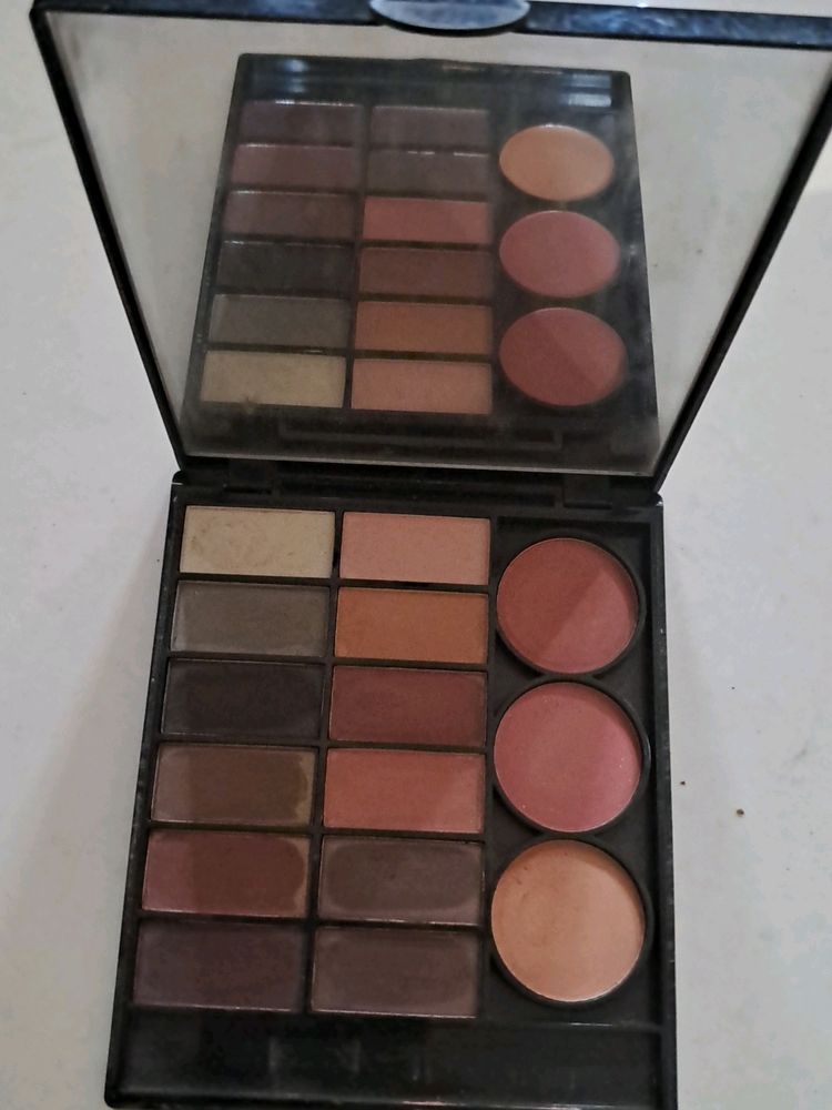 eyeshadow with blush pallete