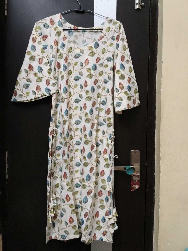 Elegant White Kurta with Leaf Print