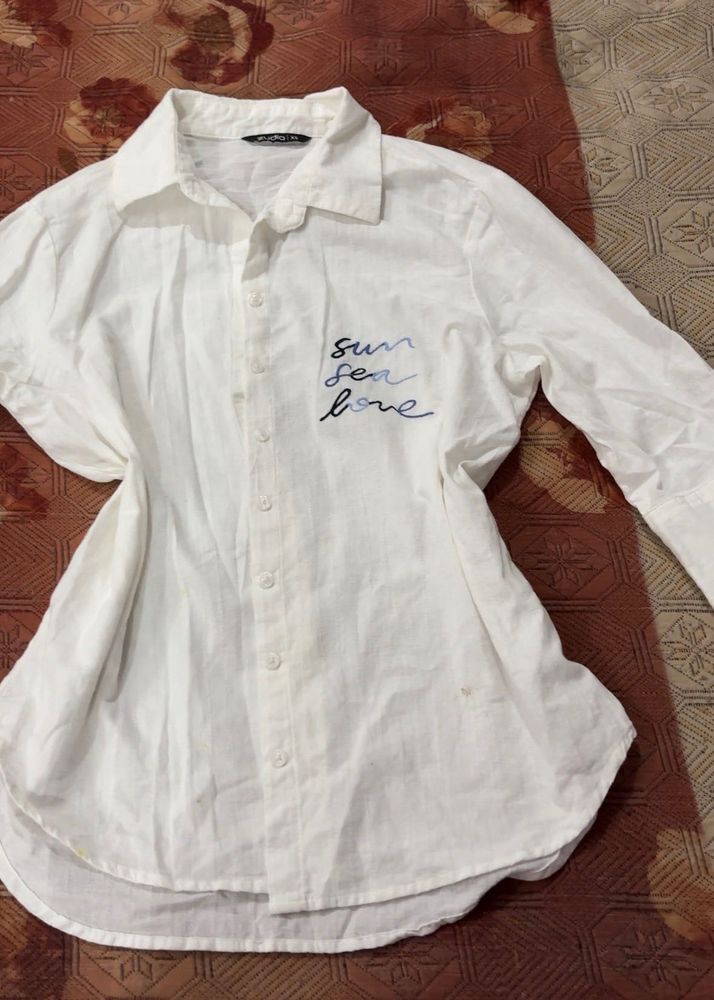White Button-Up Shirt with Embroidered "Sun Sea Lo