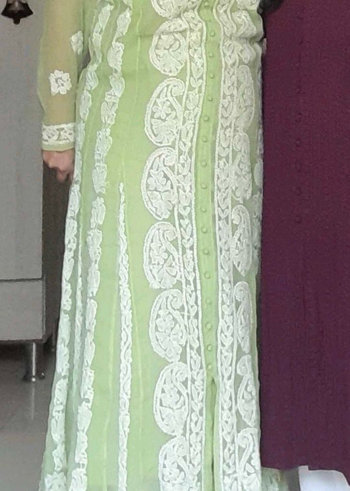 Elegant Chickenkari Green Kurta with White Embroid