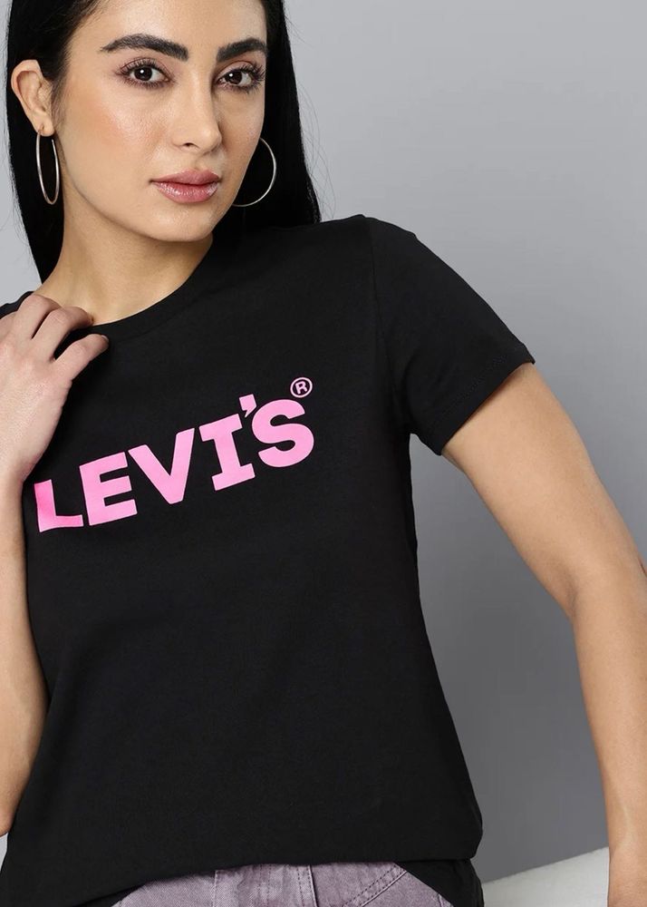Levi's Women's Black T-Shirt with Pink Logo