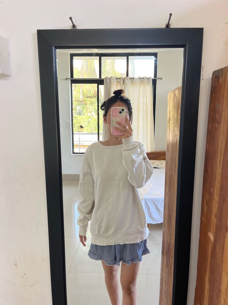 Comfortable White Sweatshirt
