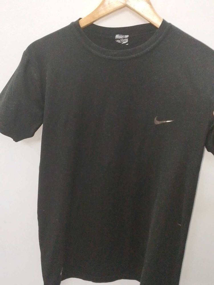 Nike Men's Black T-Shirt