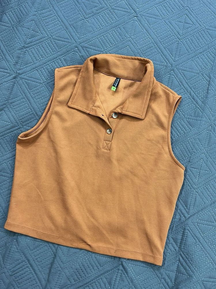 Sleeveless Collared Crop Top
