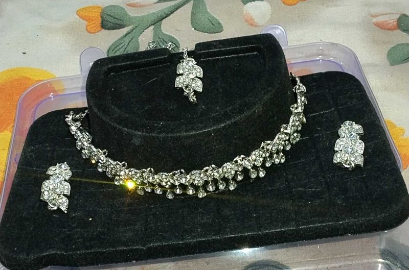 Sparkling Leaf Design Necklace Set