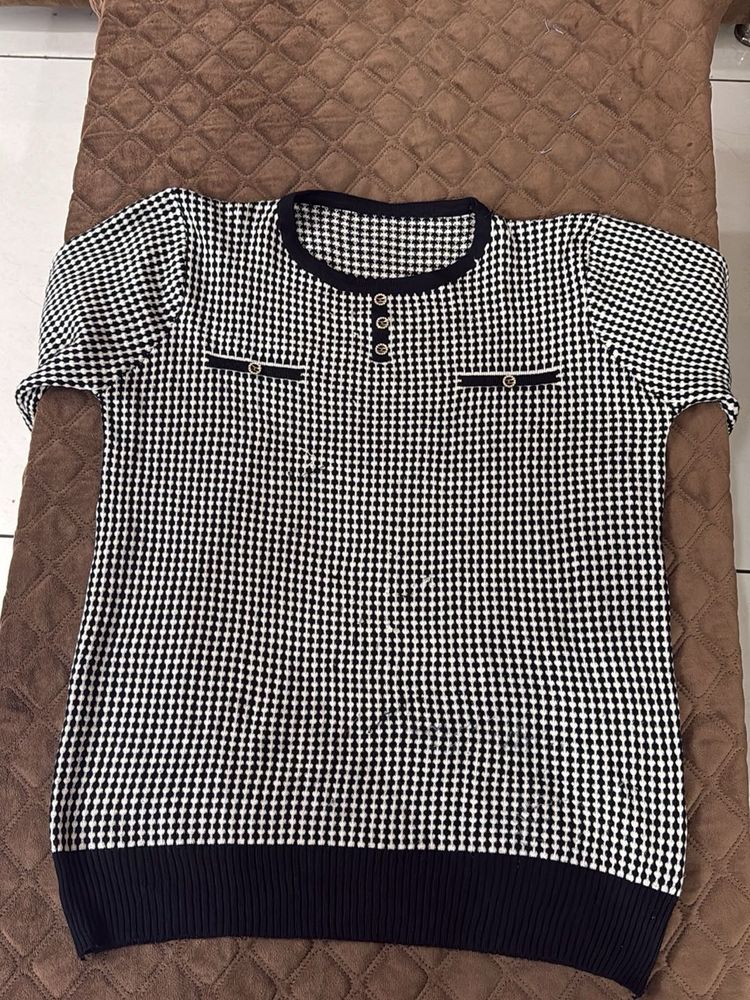 Black &amp; White Houndstooth Knit Top