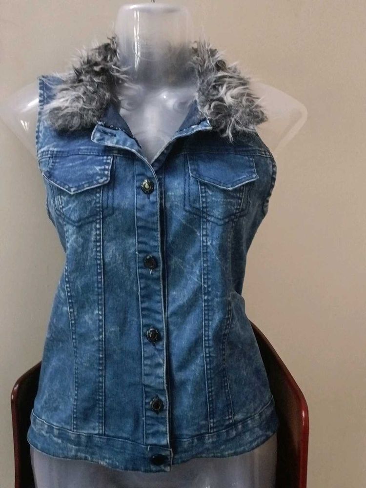 CUTE 💕 AND STYLISH 😎Fur Collar Denim Vest
