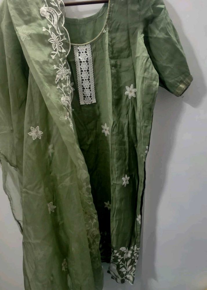 Elegant pastel Green Embroidered Kurta Set