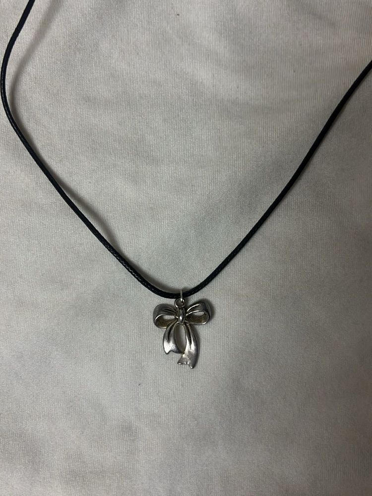 Bow pendant necklace