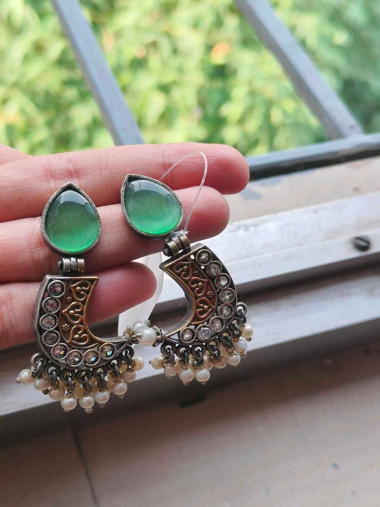 Elegant Green Stone &amp; Pearl Earrings