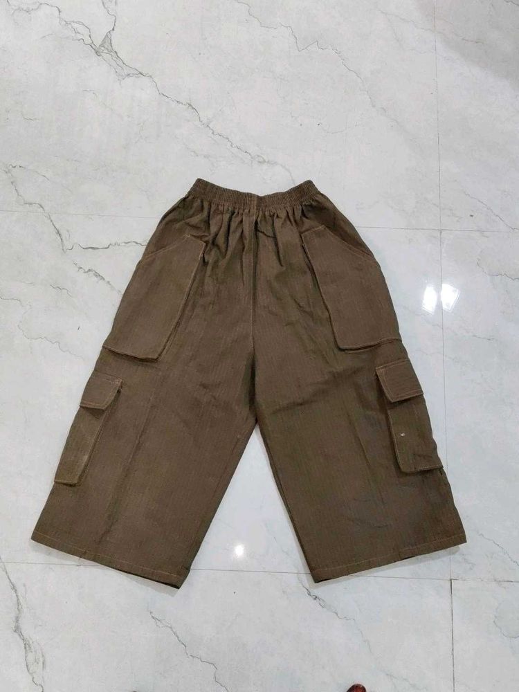 Women's Cargo Cropped Pants.  5 pockets