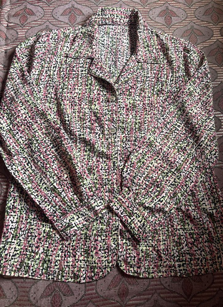 Stylish Y2K style shirt can be worn in many ways.