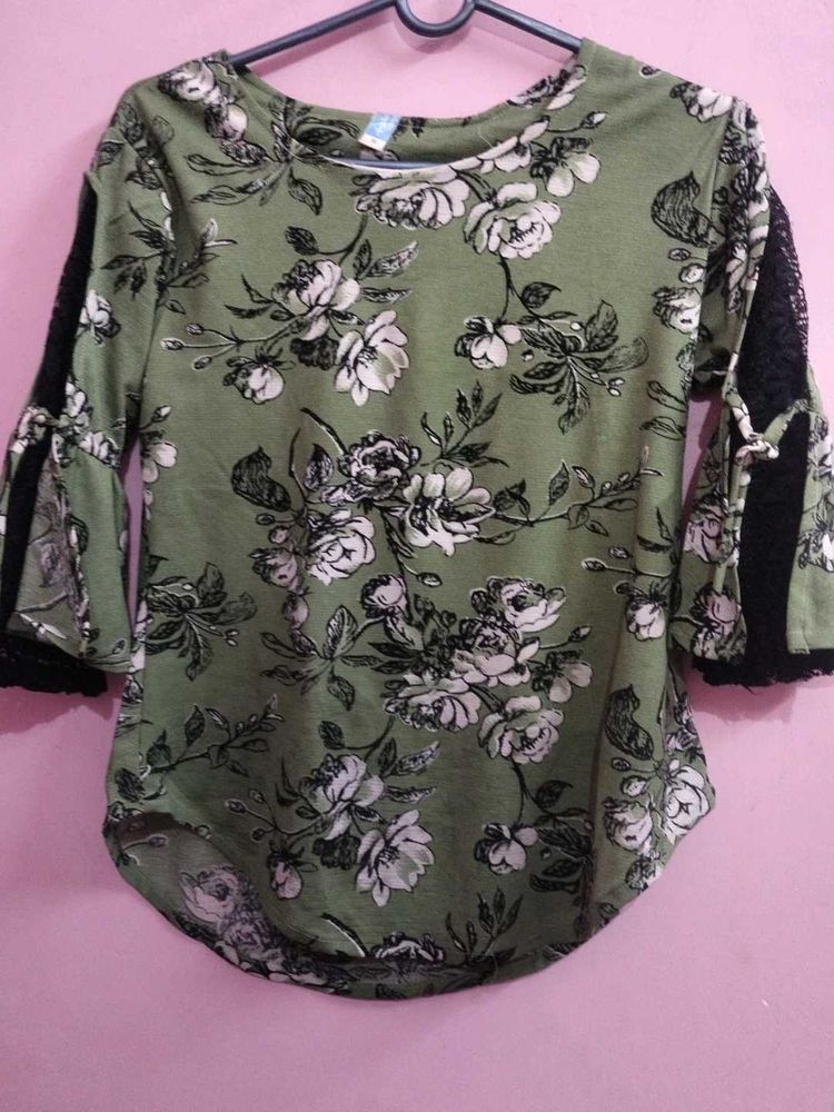 Chic Floral Print Top with Lace Sleeve Detail