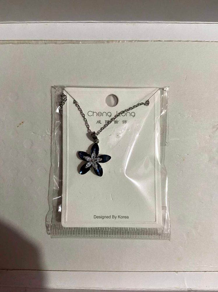 Elegant Flower Pendant Necklace ( Korean )