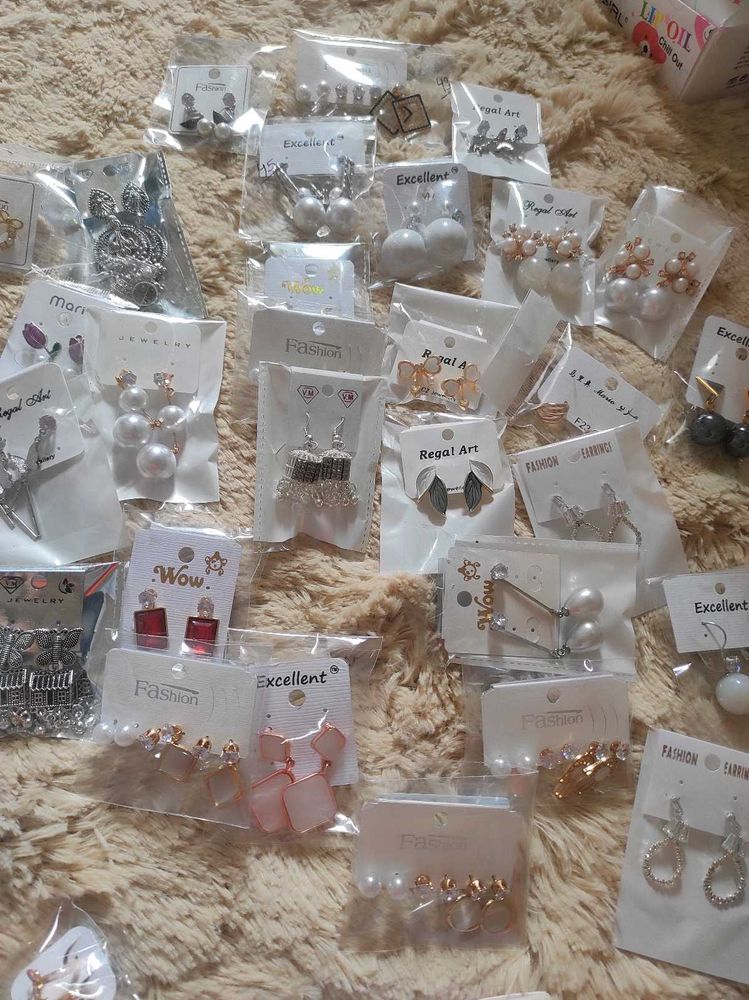 Earrings (4 pairs)