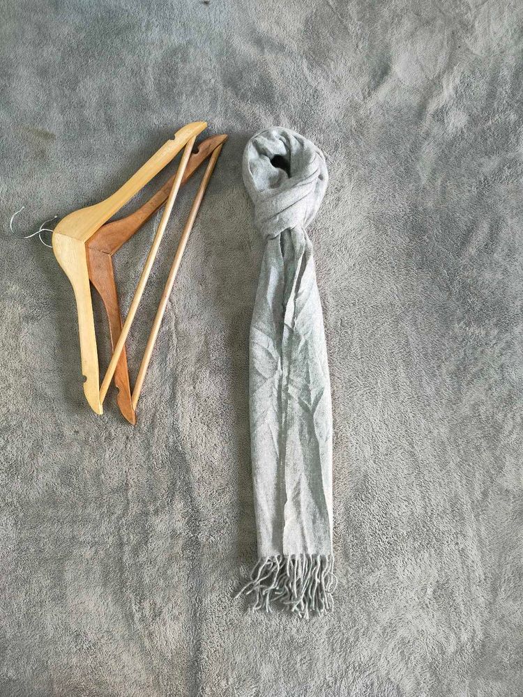 Uniqlo Light Grey Scarf