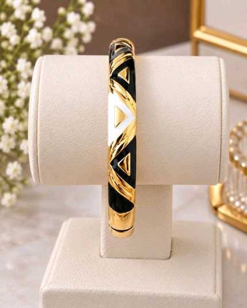 Chic Gold &amp; Black Geometric Bangle