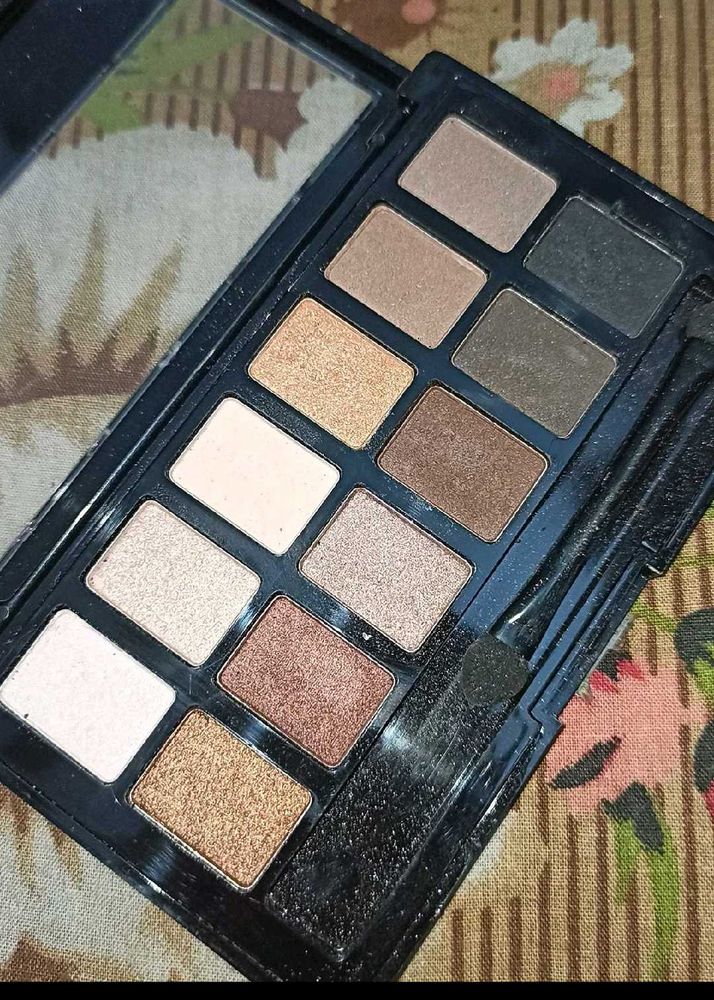 combo Eye shadow Palettes + Bellavita Perfume