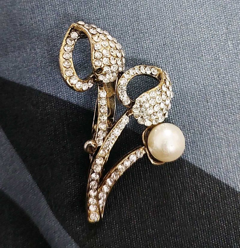 Elegant Pearl &amp; Crystal Brooch