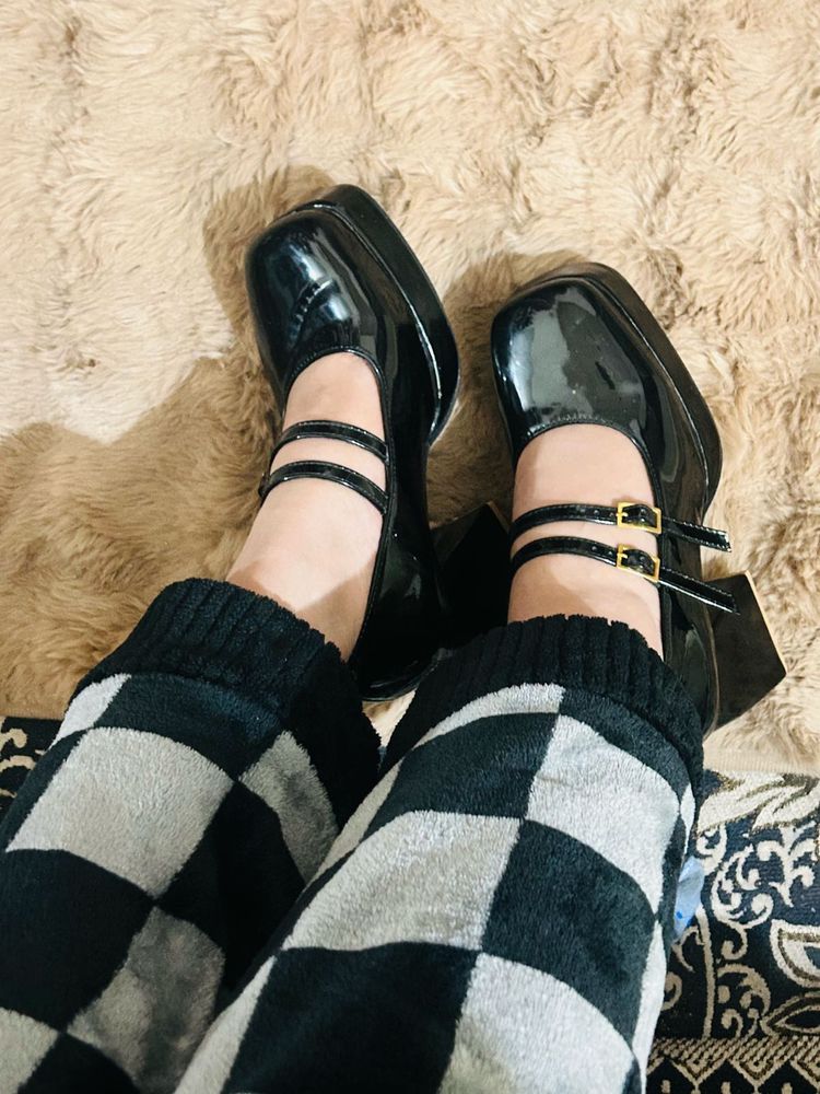 Modish Black Pupm Heels