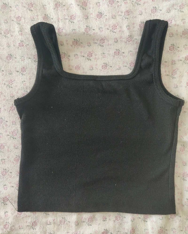 black sleeveless crop top
