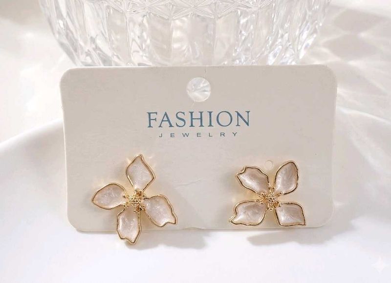 Pair of 2 Earrings 🖤🤍