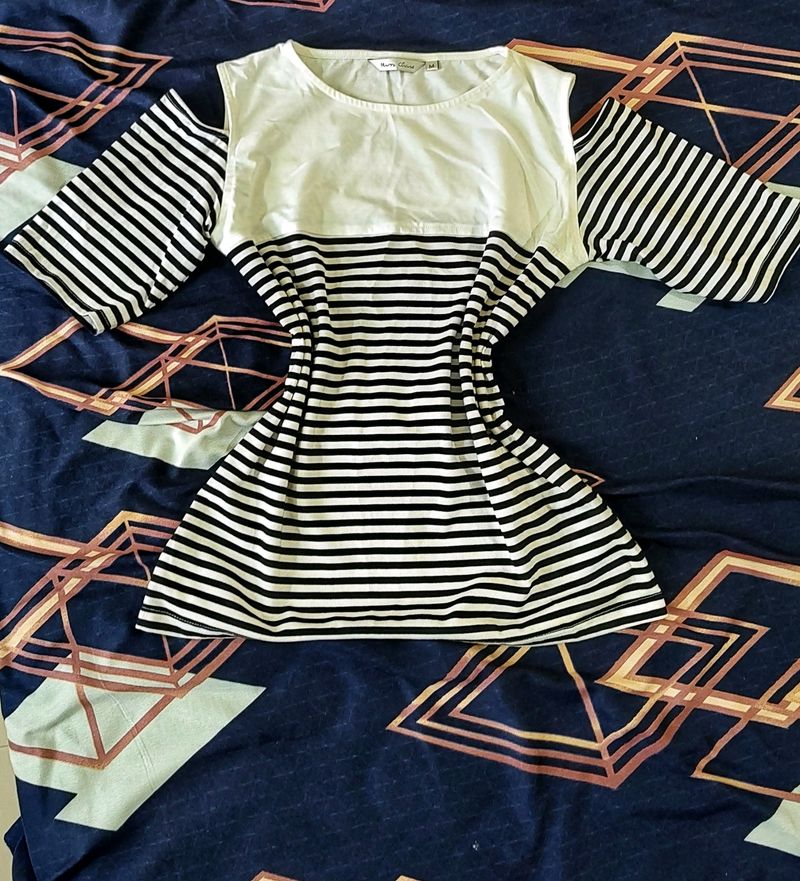 Price Drop 🌟🌟Miss Chase Cold Shoulder TShirt Top