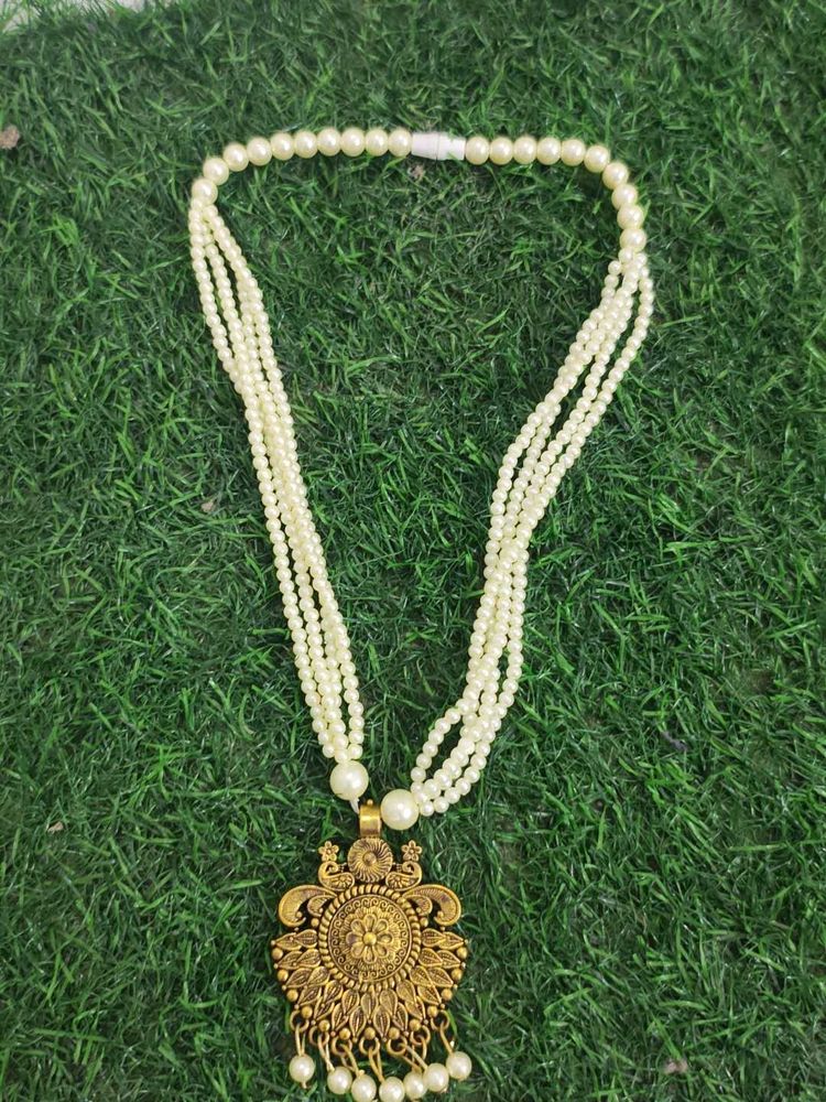 Pearl &amp; Gold Pendant Necklace