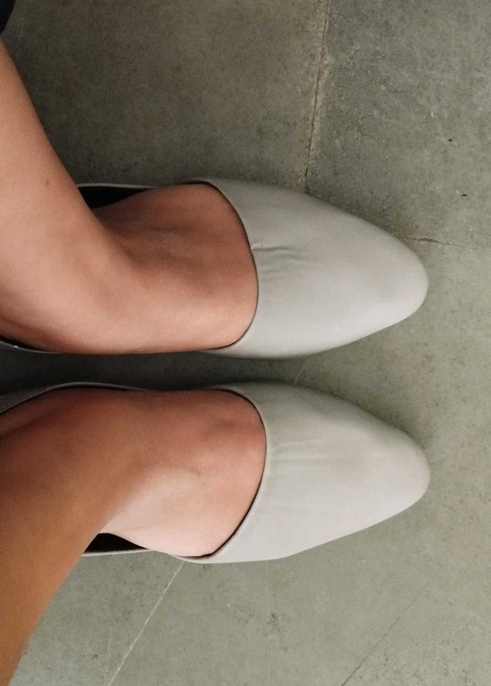 Minimalist Gray Pointed Toe Flats