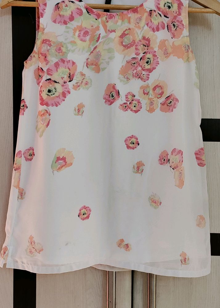 White Floral Sleevless Top By Hey