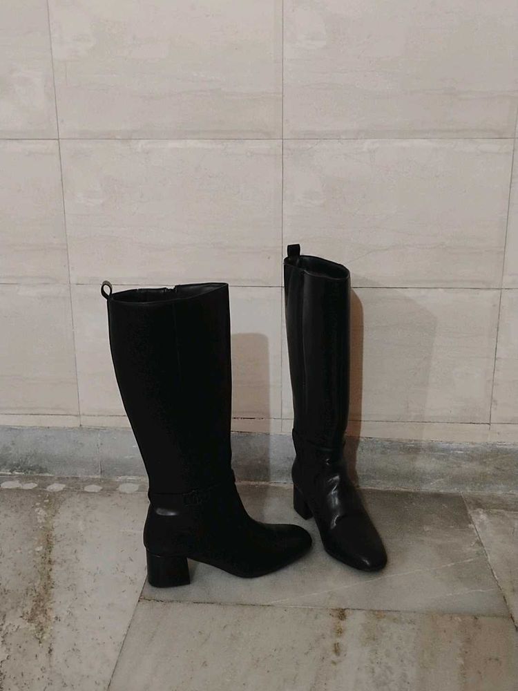 Chic Black Knee-High Boots