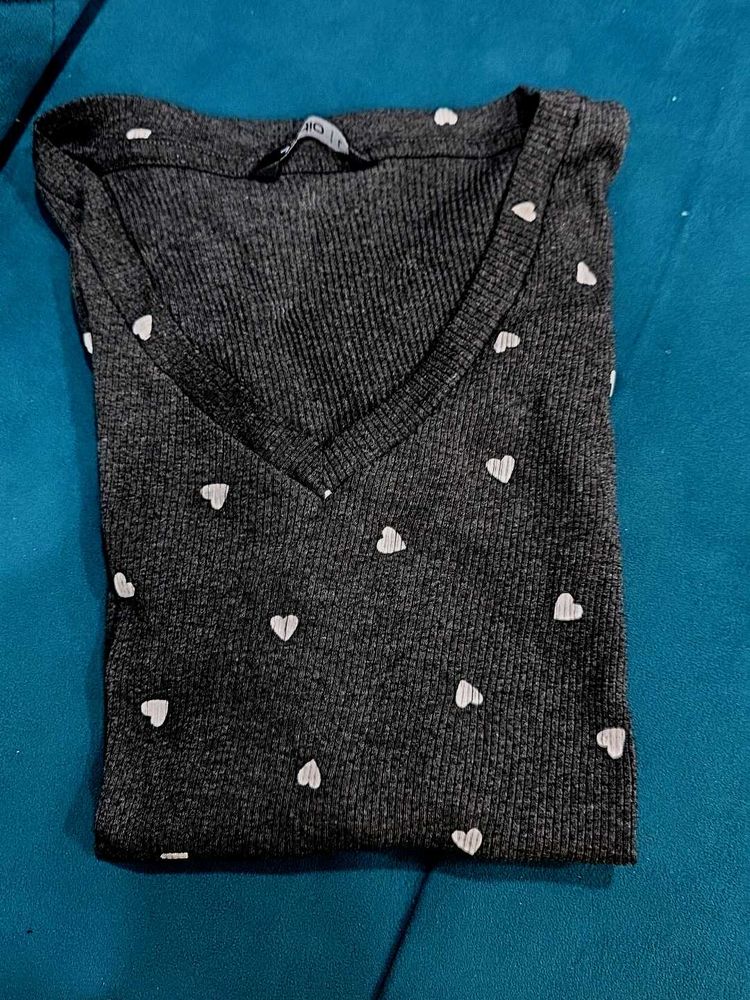 Cute Heart Print V-Neck T-Shirt 🖤🩶