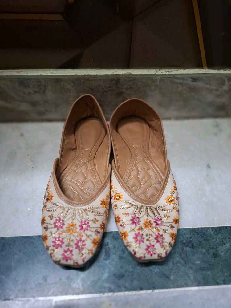 Embroidered Ethnic Juttis