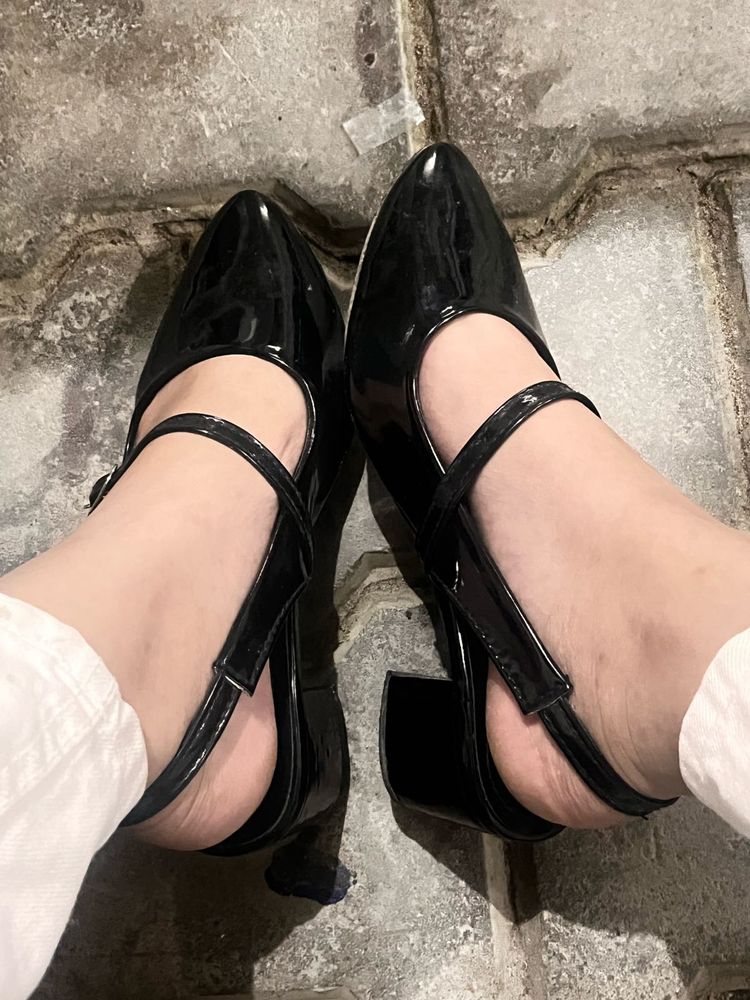 Chic Black Patent Slingback Heels