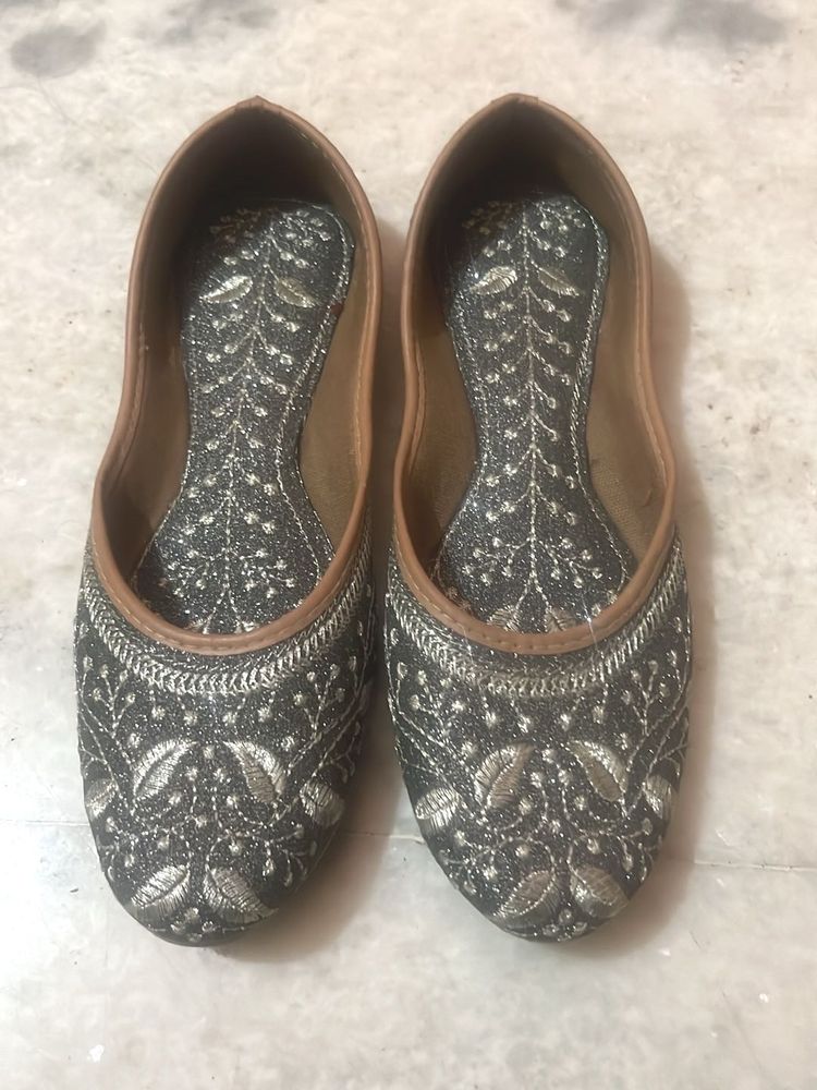 Embroidered Ethnic Juttis
