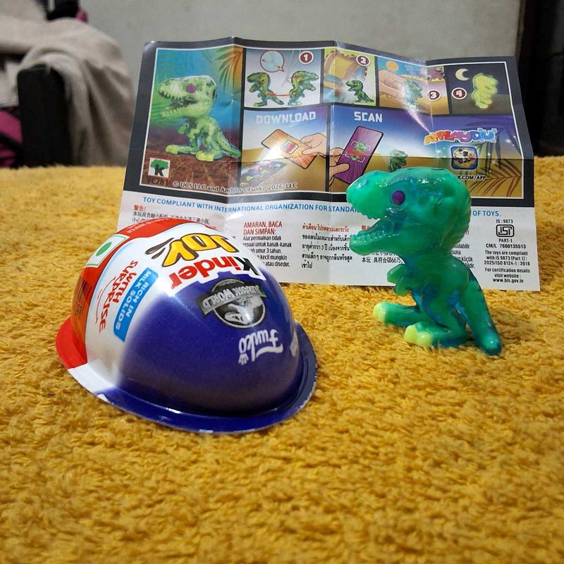 Kinder Joy Jurassic World Glowing Dinosaur